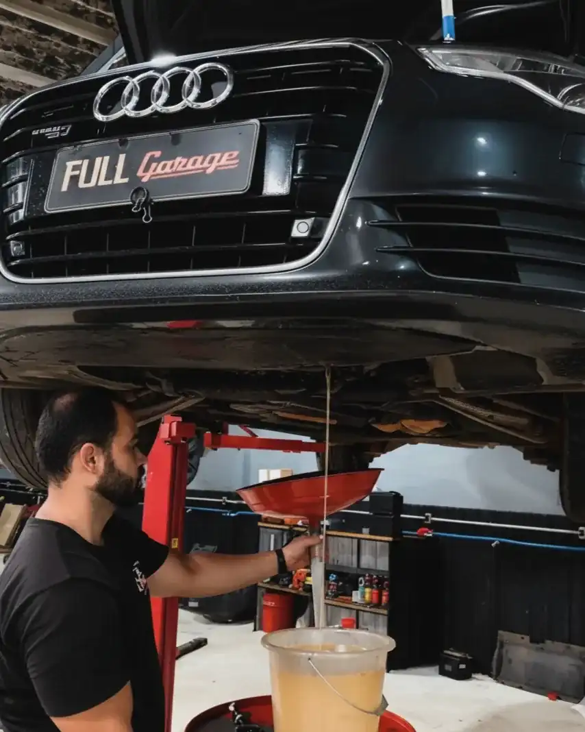 Troca de óleo em um Audi no elevador da Full Garage em Brasília
